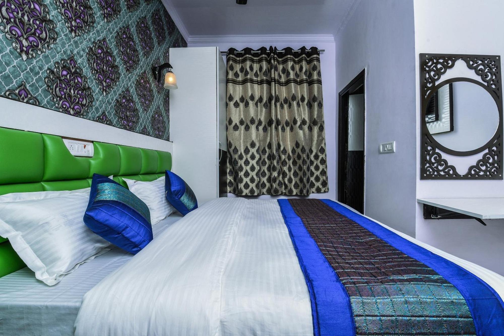 O Akash Continental Near Pacific Mall Tagore Garden Hotel 3*
